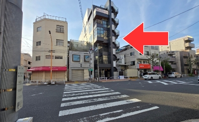 すぐの横断歩道を渡り到着